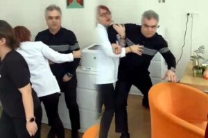 İzmir'de Çağlar Uluğ (30), alerji olan 10 aylık oğlunu muayenehanesine