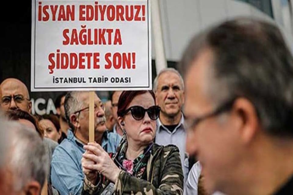 Eşinin canını acıttığı gerek&ccedil;esiyle doktor Dursun Dorukhan Altınışık'a saldırdığı iddiasıyla