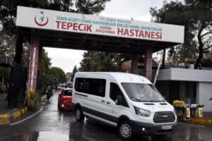 İzmir Tepecik Eğitim ve Araştırma Hastanesi'nde asistan doktor M.T.'yi makasla