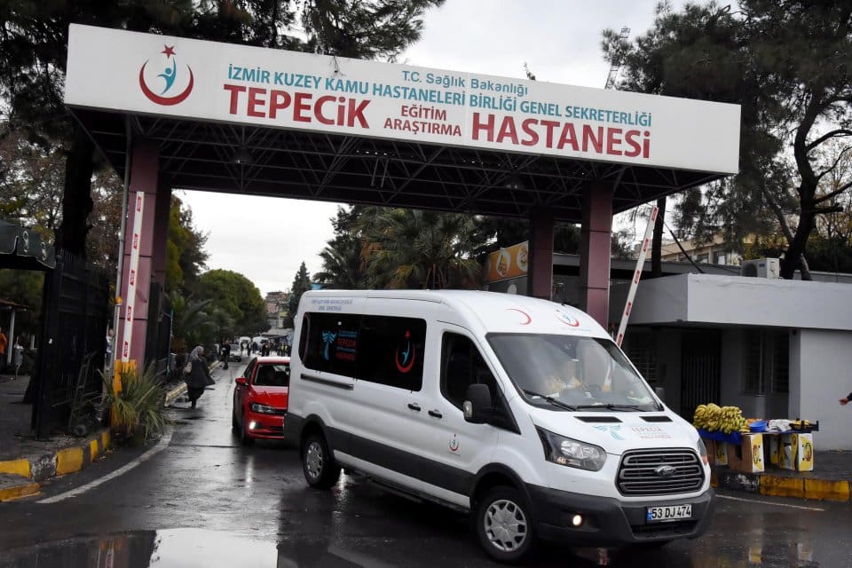 İzmir Tepecik Eğitim ve Araştırma Hastanesi'nde asistan doktor M.T.'yi makasla