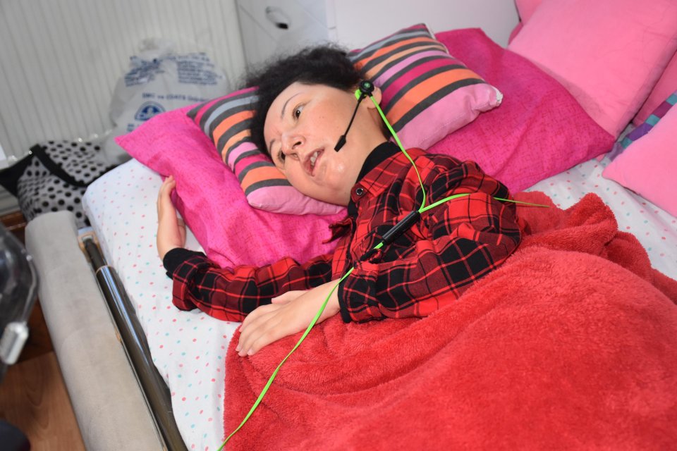 İzmir'de yaşayan doğuştan Spinal Musküler Atrofi (SMA) Tip-2 hastası Hatice Özkan, doktorların