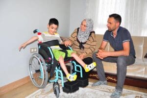Manisa'da 18 aylıkken y&uuml;ksek ateşle hastaneye kaldırılan Ayaz Ağralı, akciğerlerine