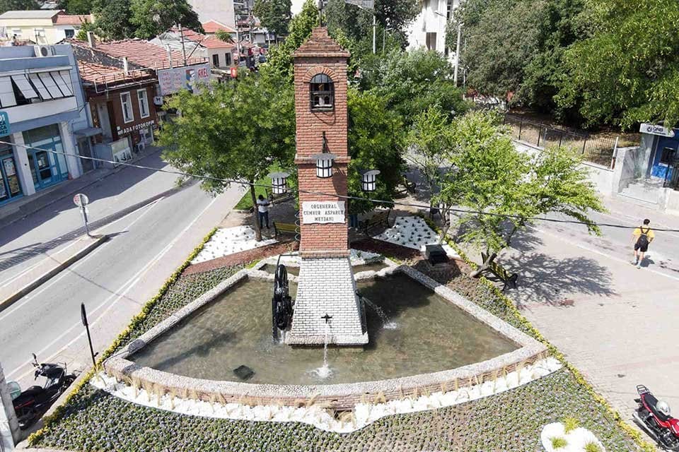 Buca Belediyesi, Dokuz &Ccedil;eşmeler ile &ouml;zdeşleşen Cumhur Asparuk Meydanı&rsquo;ndaki su