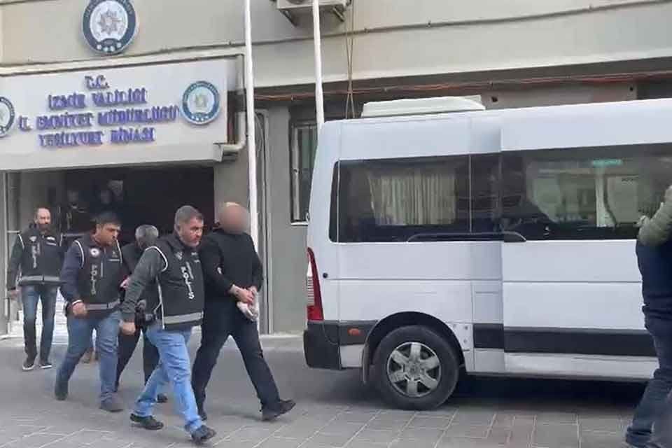 İZMİR'de k&ouml;m&uuml;r satışı adı altında vatandaşlara y&uuml;ksek faizle bor&ccedil; verip,