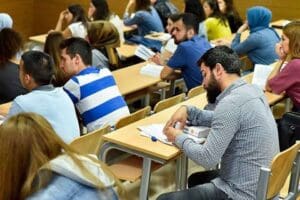 Uzmanlardan '&ouml;ğrencileri burs vaadi ile kandıran dolandırıcılara dikkat' uyarısı geldi.
