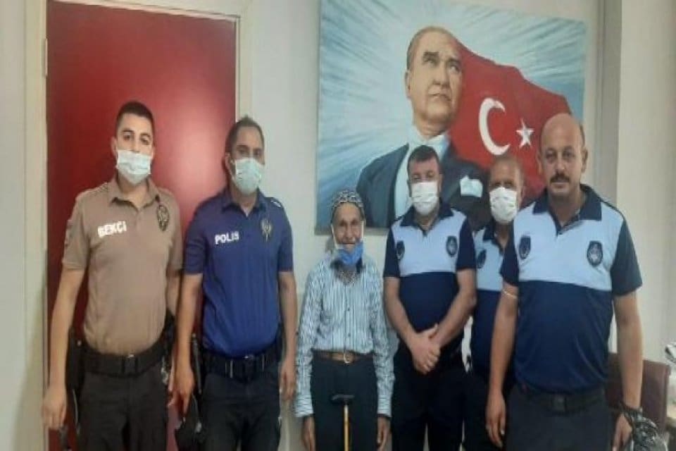 &Ccedil;al il&ccedil;esinde, bayram alışverişi yaparken &lsquo;K&ouml;y&uuml;n imamı arabada bekliyor. Eczaneden