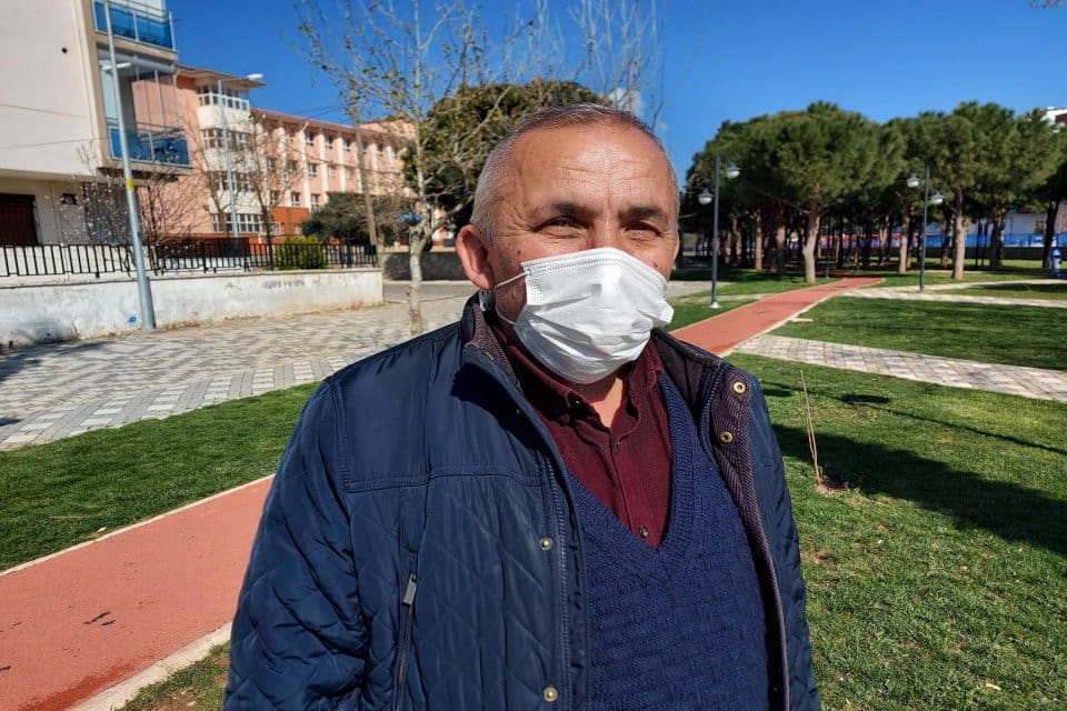 İzmir'in &Ouml;demiş il&ccedil;esinde yaşayan memur emeklisi&nbsp;Ali &Ouml;zfidan (60), emekli ikramiyesi