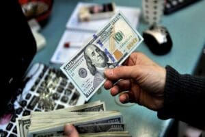 Dolar yurti&ccedil;inde piyasa kapanışının ardından 10 lirayı g&ouml;rd&uuml;. ABD'de y&uuml;kselen