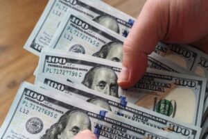 Sene başında 13,35 lira olan dolar kuru, bugün 17 lirayı