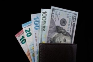Yüksek cari açık, yüksek enflasyon ve düşük rezerv ortamında TL'deki