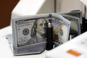 Dolar/TL kuru yeni g&uuml;ne de rekorla başladı. Doların 9,37 lirayla