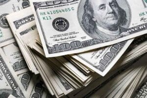 Serbest piyasada 18,6020 liradan alınan dolar 18,6040 liradan satılıyor. 19,1260