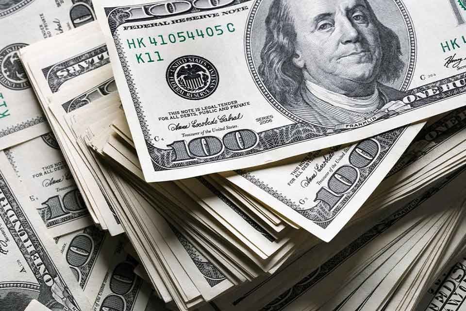 Serbest piyasada 18,6020 liradan alınan dolar 18,6040 liradan satılıyor. 19,1260