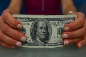 ABD'nin bankacılık sekt&ouml;r&uuml;ne ilişkin endişelerle risk algısının y&uuml;ksek seyrederken dolar/TL,