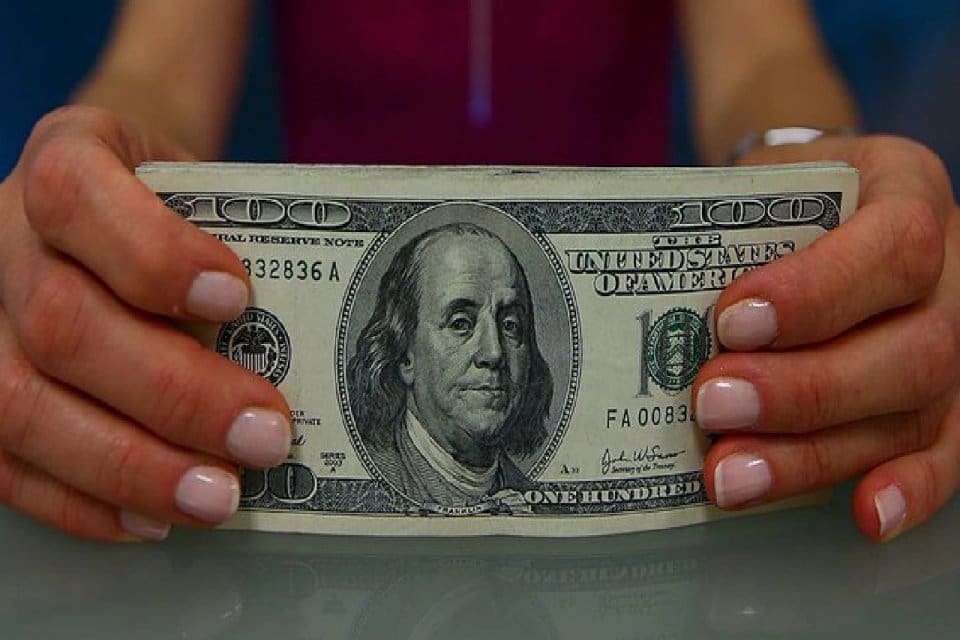 ABD'nin bankacılık sekt&ouml;r&uuml;ne ilişkin endişelerle risk algısının y&uuml;ksek seyrederken dolar/TL,