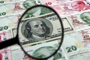 Merkez Bankası'nın faiz indirim kararıyla tarihi zirveyi g&ouml;ren dolar/TL, bu