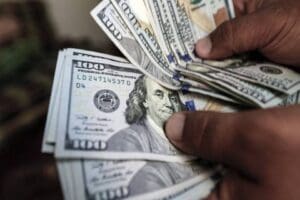 Dolar kuru g&uuml;ne yatay seyirde başlarken Euro kuru ise y&uuml;kselişte.