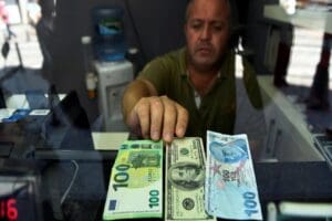 Dolar kuru g&uuml;ne yatay seyirde başlarken Euro kuru ise yeniden