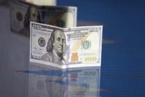 Enflasyon ve resesyon riski arasında gidip gelen dolar/TL, g&uuml;ne rekor