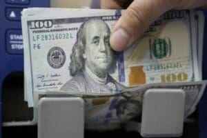 Artan enflasyona rağmen Merkez Bankası'nın faiz indirimlerine devam edeceği beklentisiyle