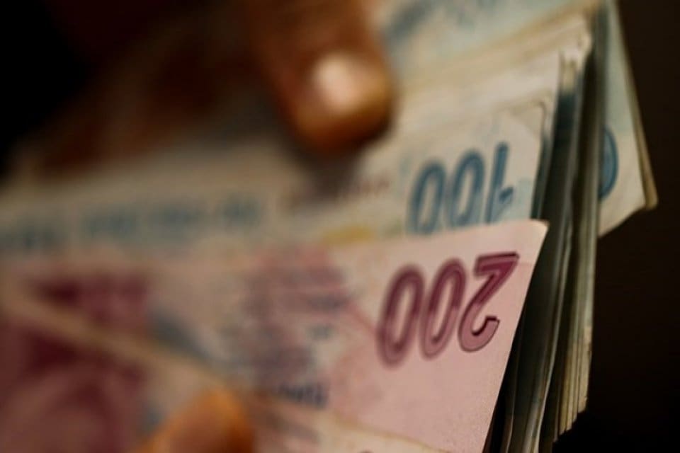 Dolardaki y&uuml;kselişin zam yağmurunu tetiklemesi bekleniyor. Ekonomistler, TL&rsquo;nin en &ccedil;ok