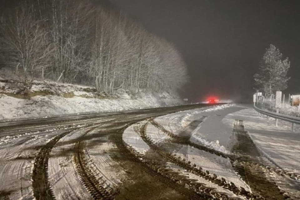 K&uuml;tahya'nın Domani&ccedil; il&ccedil;esi Kocayayla ge&ccedil;idi, d&uuml;n gece etkili olan kar