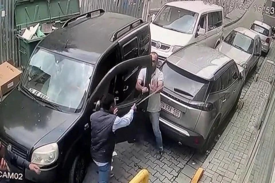 İstanbul Fatih'te bir s&uuml;r&uuml;c&uuml;ye d&ouml;ner bı&ccedil;ağıyla saldıran yabancı uyruklu kağıt