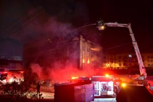 İzmir&rsquo;de, 4 katlı atık kağıt fabrikasında yangın &ccedil;ıktı. B&ouml;lgeye sevk