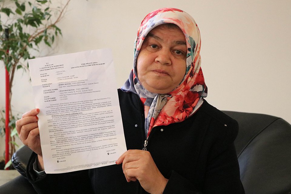 Denizli'nin Acıpayam ilçesinde, şiddet gördüğü gerekçesiyle boşanmak isteyen ve davası