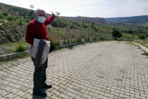 İzmir'in Güzelbahçe ilçesinde bulunan 4 siteye 320 metre mesafedeki moloz