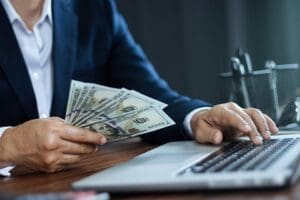 İki yıldır yenilerine izin verilmeyen d&ouml;viz b&uuml;rolarında devir işlemleri sırasında