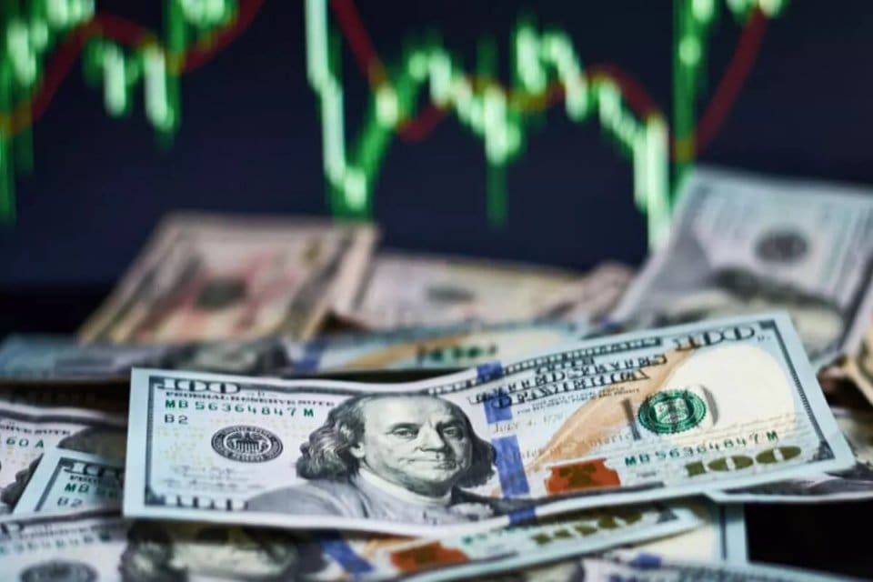 D&ouml;viz kurları haftanın son işlem g&uuml;n&uuml;ne yatay seyirde başladı Dolar