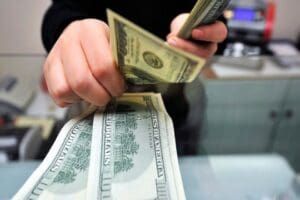 D&ouml;viz kurları g&uuml;ne yatay seyirde başladı. Dolar/TL &ouml;nceki kapanışıyla aynı