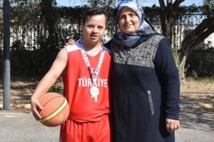 İzmir'de yaşayan Sebahat Karadal (60) hayatını, down sendromlu oğlu Yunus