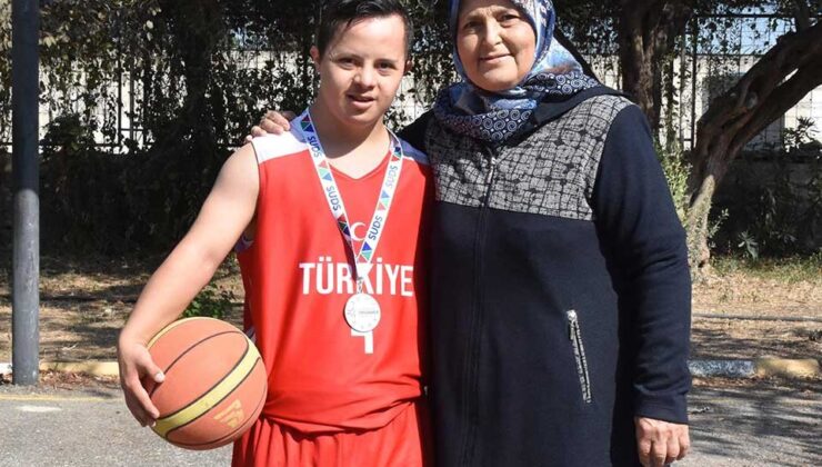 Down sendromlu milli basketbolcu Yunus Emre, annesinin desteğiyle başarıya koşuyor