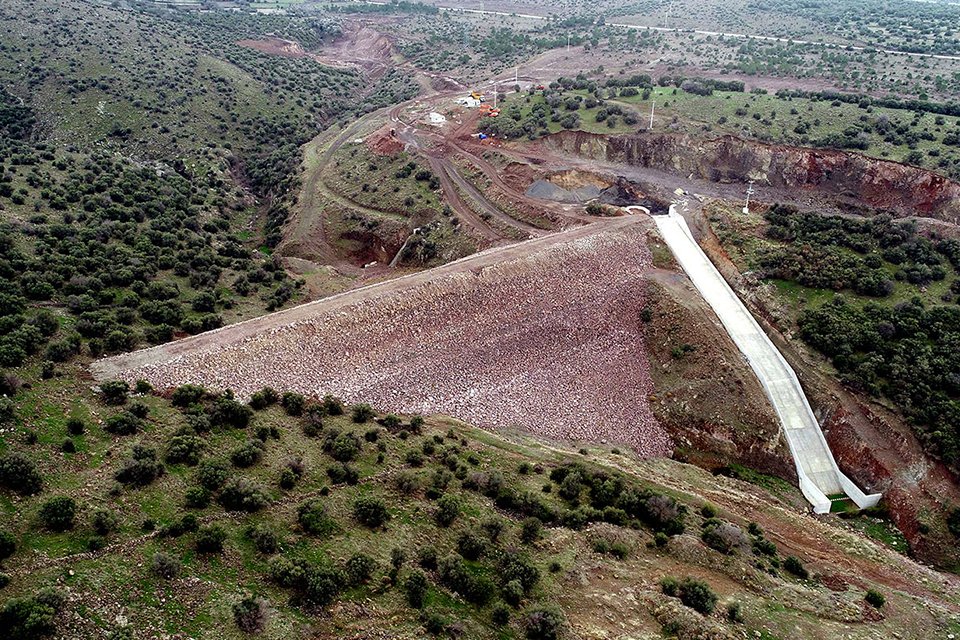Aliağalı üreticilerin sabırsızlıkla beklediği Kalabak Barajı’nın gövde dolgusu tamamlandı. Tarım