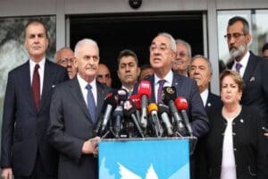 Eski DSP Genel Başkan Yardımcısı&nbsp;Erdin&ccedil; &Ouml;zdil,&nbsp;DSP Genel Başkanı&nbsp;&Ouml;nder Aksakal&nbsp;ve 2