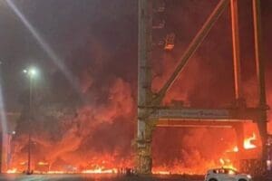 Dubai'de bulunan Cebel Ali Limanı'nda hen&uuml;z bilinmeyen bir sebeple patlama