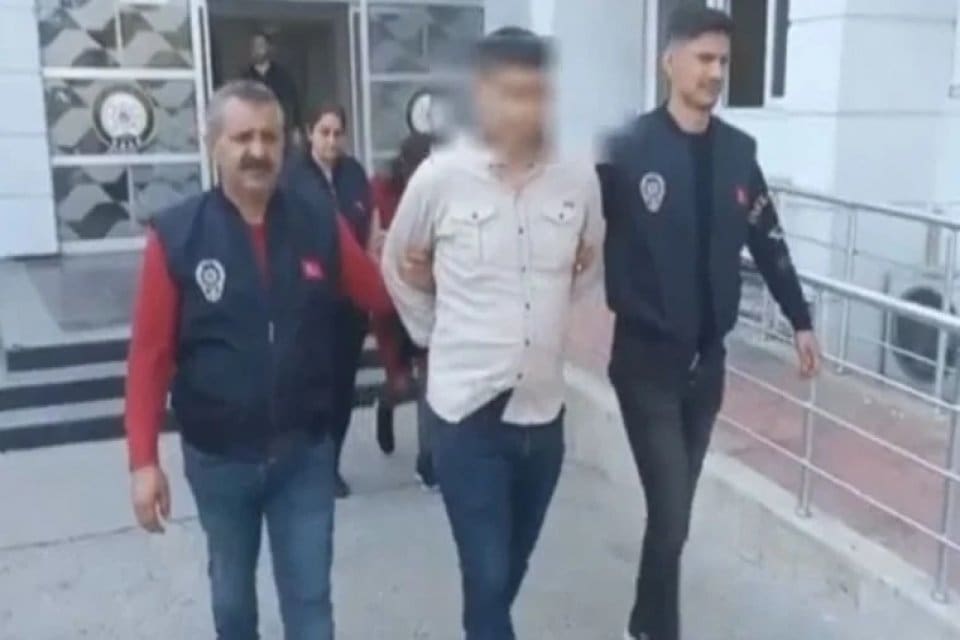 Mersin'de &Ccedil;.A.'nın ehliyetini &ccedil;alıp, 'dubl&ouml;r' y&ouml;ntemi ile adına telefon hattı