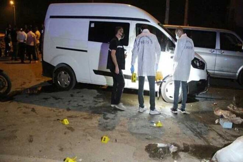 Antalya'da sokak d&uuml;ğ&uuml;n&uuml;nde pompalı t&uuml;fek ve tabancalarla ateş a&ccedil;ılması ihbarına