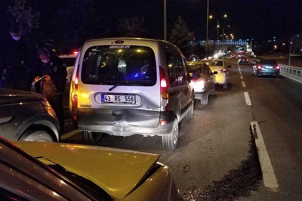 K&uuml;tahya'da d&uuml;ğ&uuml;n konvoyunda 5 aracın karıştığı zincirleme kazada 1&rsquo;i &ccedil;ocuk
