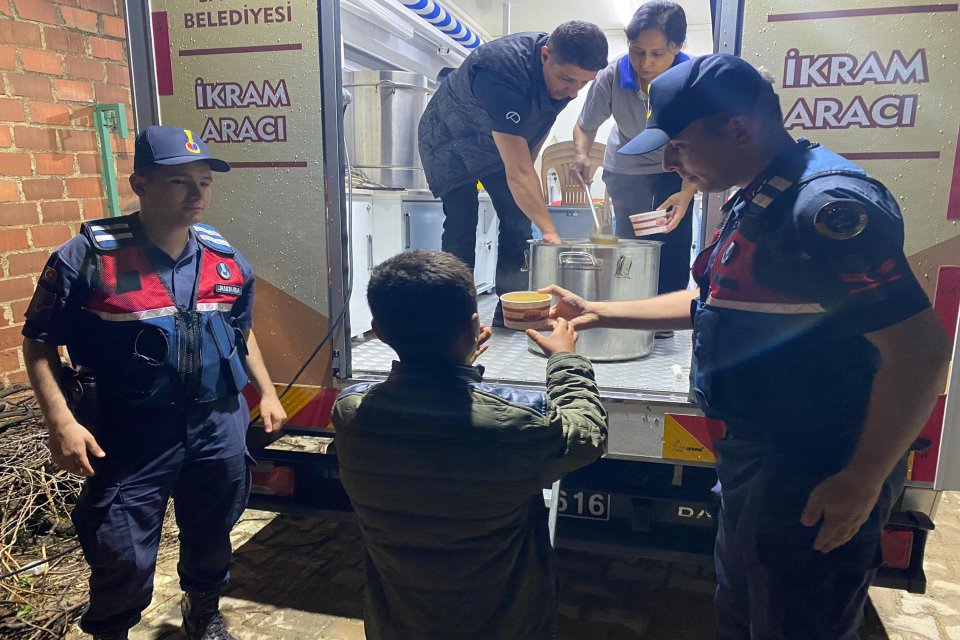 Manisa'nın Salihli il&ccedil;esinde etkili olan sağanak ve dolu g&uuml;nl&uuml;k yaşamı