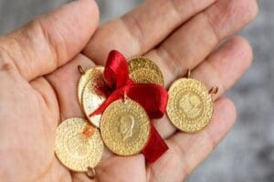 D&uuml;ğ&uuml;n sezonunun a&ccedil;ılmasıyla g&ouml;zler altın fiyatlarına &ccedil;evrildi. Hazırlıklarını tamamlamak isteyenler