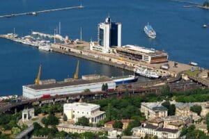 Rus f&uuml;zeleri Ukrayna'nın ihracat merkezlerinden biri olan Odessa limanını vurdu.