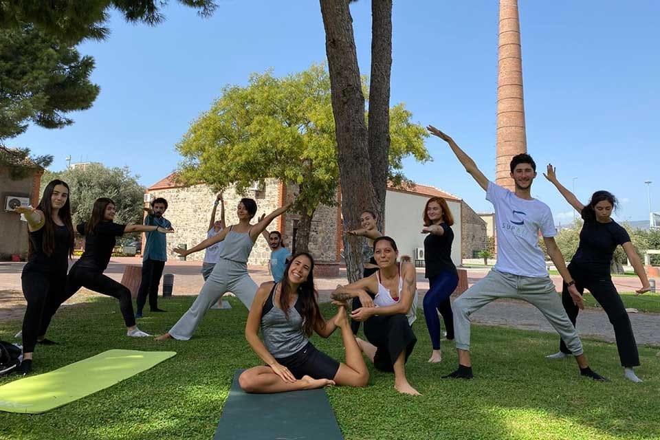 İzmir B&uuml;y&uuml;kşehir Belediyesi, 21 Haziran D&uuml;nya Yoga G&uuml;n&uuml;'nde İzmirlileri yoga