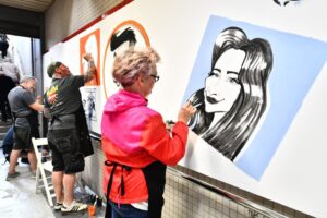 İzmir B&uuml;y&uuml;kşehir Belediyesi'nin d&uuml;zenlediği İzmir Uluslararası Portre Karikat&uuml;r Şenliği&rsquo;ne katılan