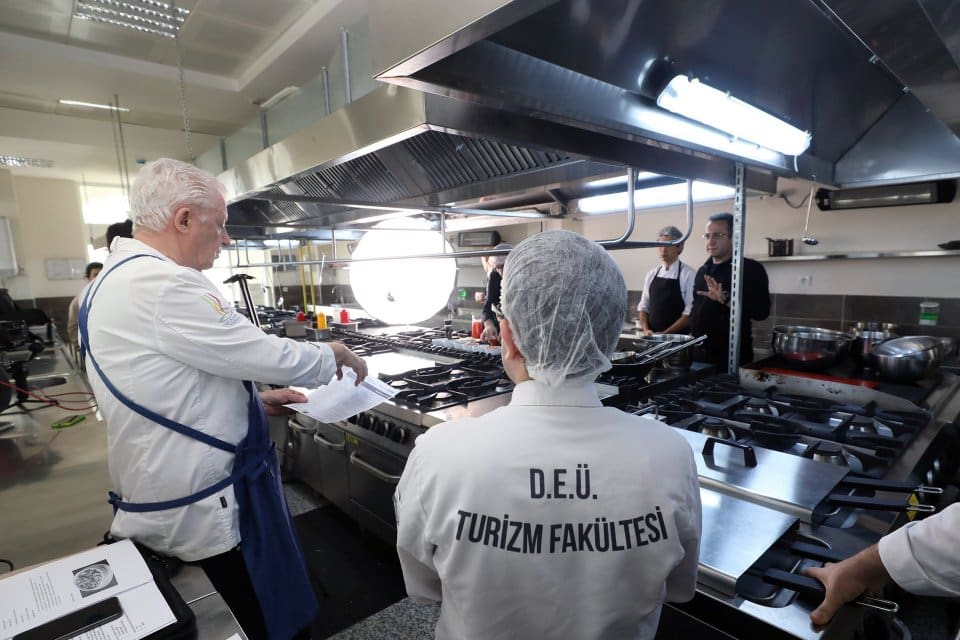 Dokuz Eyl&uuml;l &Uuml;niversitesi (DE&Uuml;), işitme engelli bireylerin aş&ccedil;ılık eğitimi alabilmesi