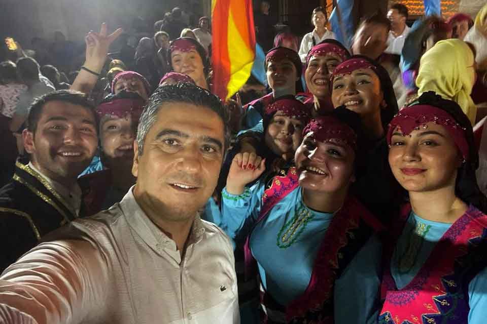 D&uuml;nyanın farklı &uuml;lkelerinden dans&ccedil;ılar Menderes Belediyesi'nin d&uuml;zenlediği 1. Uluslararası &Ouml;zdere