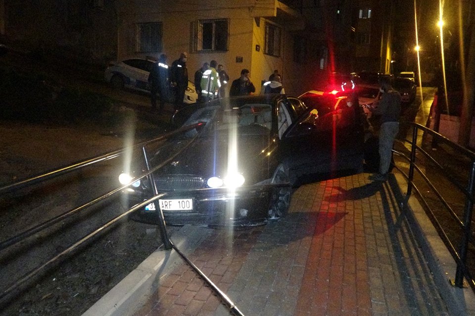 İzmir'in Karabağlar ilçesinde, polisin 'dur' ihtarına uymayarak kaçan kimliği belirsiz