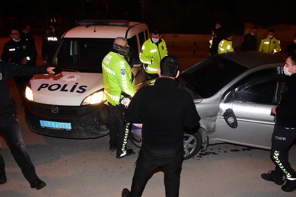 İzmir'in Bayraklı ilçesinde, içinde 2 şüpheli bulunan ve polis otosuna